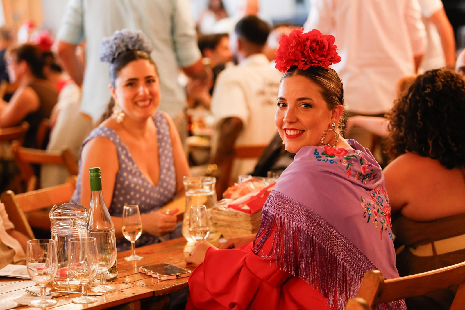 Dos mujeres sentadas en una de las casetas.