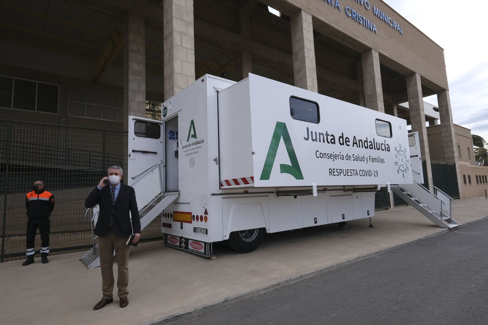El delegado de Salud en Almería, Juan de la Cruz Belmonte Mena, junto a la unidad móvil.