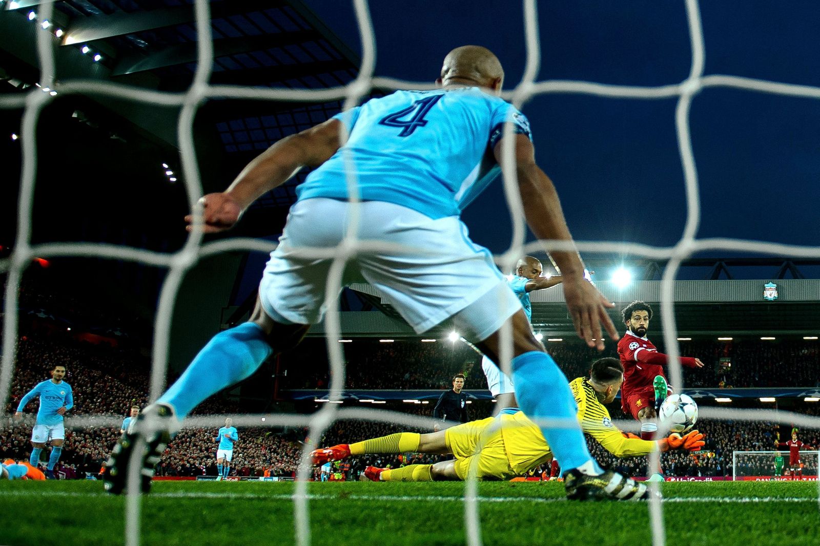 Salah dispara para anotar el primer gol del Liverpool ante la oposición de Ederson y Kompany.