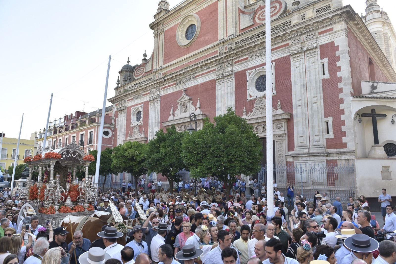 La salida de la Hermandad de Sevilla, en imágenes