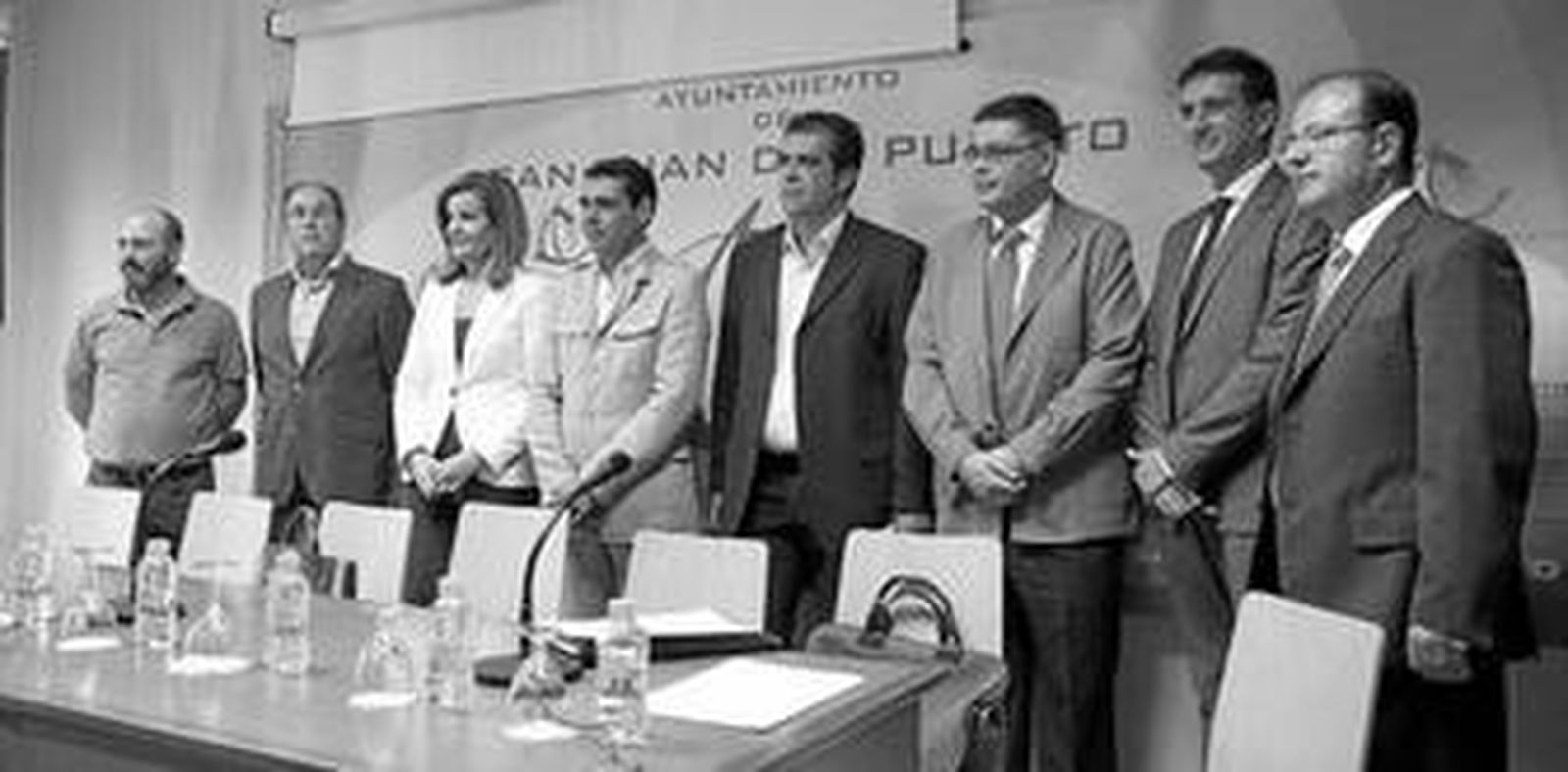 Los participantes en la mesa redonda celebrada ayer en centro sociocultural de San Juan del Puerto.