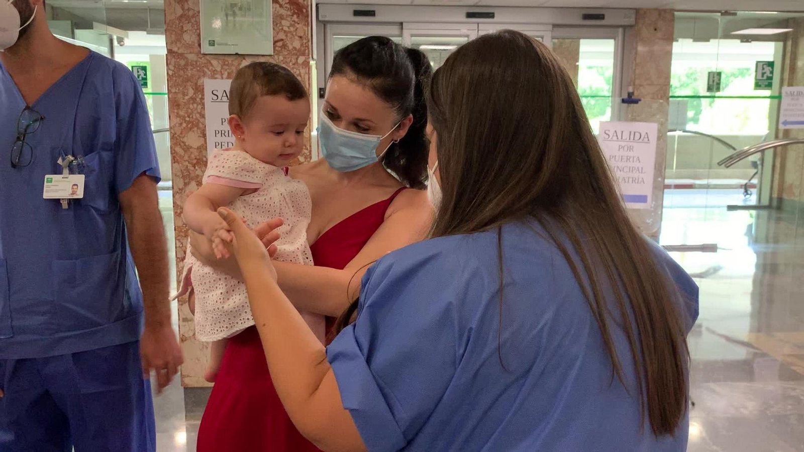 Profesionales del Materno con una de las madres.