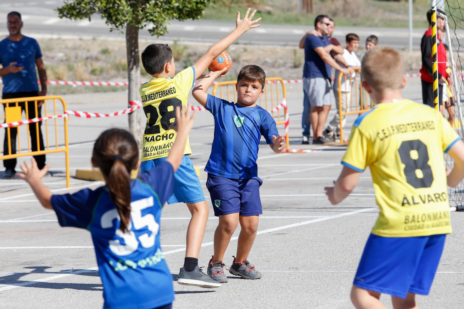 Las fotos de la II jornada de balonmano calle de Bahía Plaza, en Los Barrios