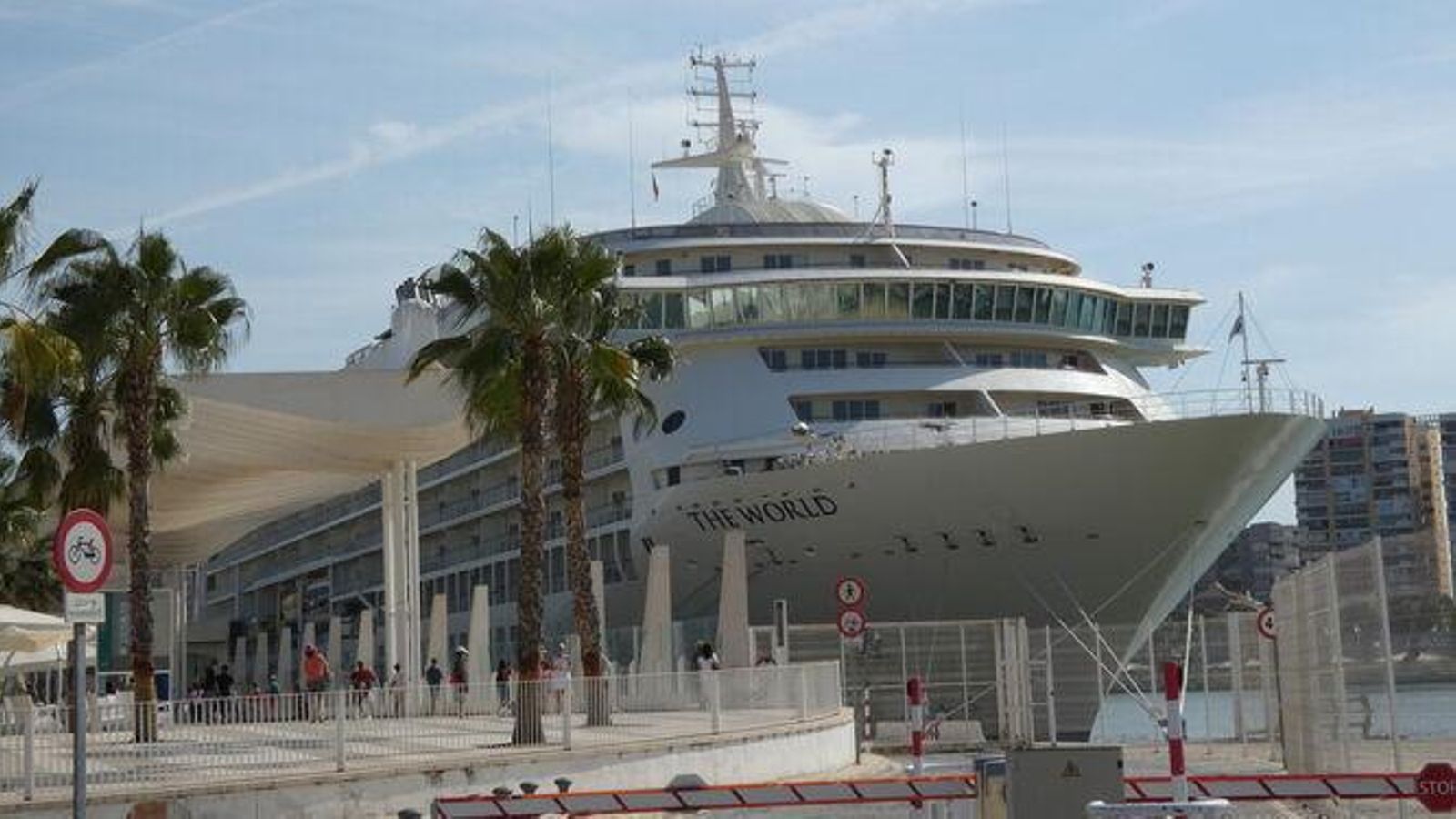 'The World', el barco de los millonarios, atracado junto al Palmeral de las Sorpresas de Málaga.