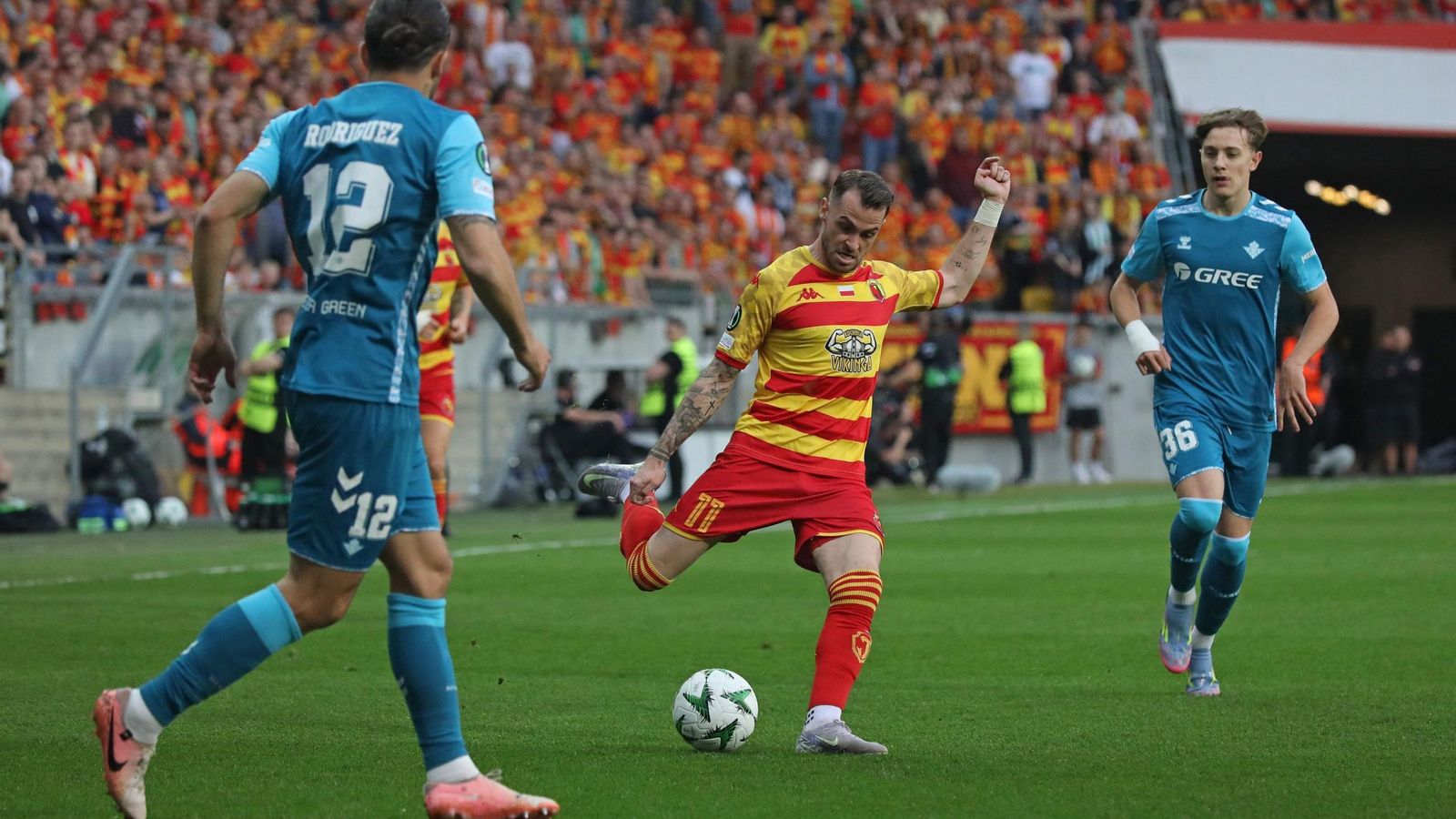 Jesús Rodríguez y Ricardo Rodríguez, en el encuentro de vuelta de la eliminatoria ante el Jagiellonia en la Conference League. Jesús Rodríguez y Ricardo Rodríguez, en el encuentro de vuelta de la eliminatoria ante el Jagiellonia en la Conference League.