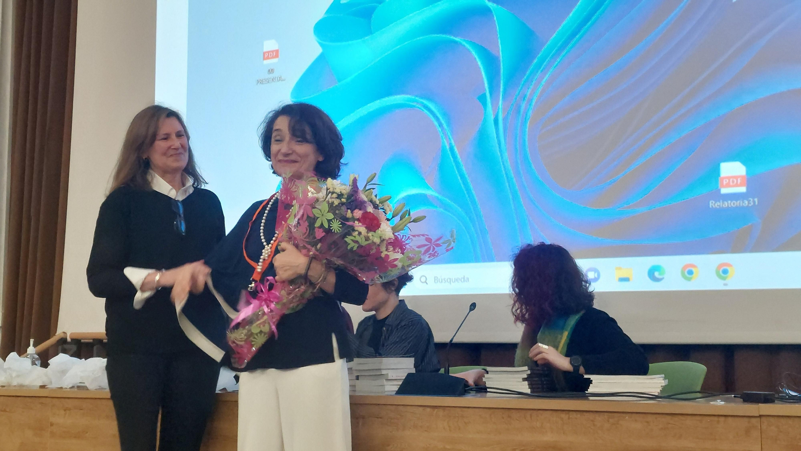 Foto de la toma del relevo de la Sociedad para la Educación  Artística.