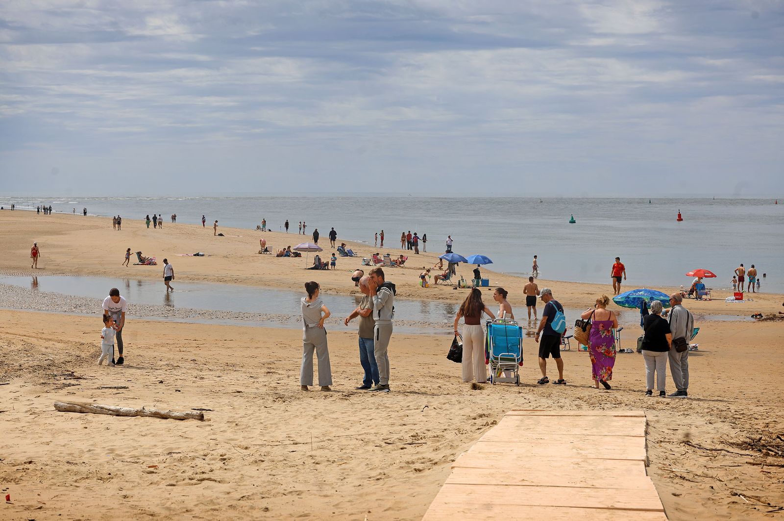 Imágenes del ambiente en la playa de El Portil durante la mañana del 1 de mayo