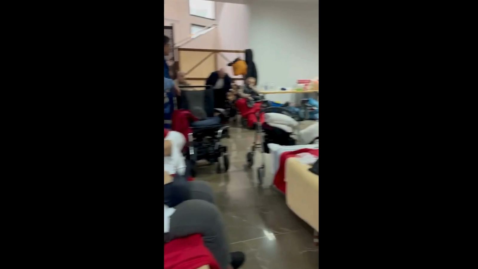 Desalojan a los anciandos del geriátrico Lago de Arcos por inundaciones