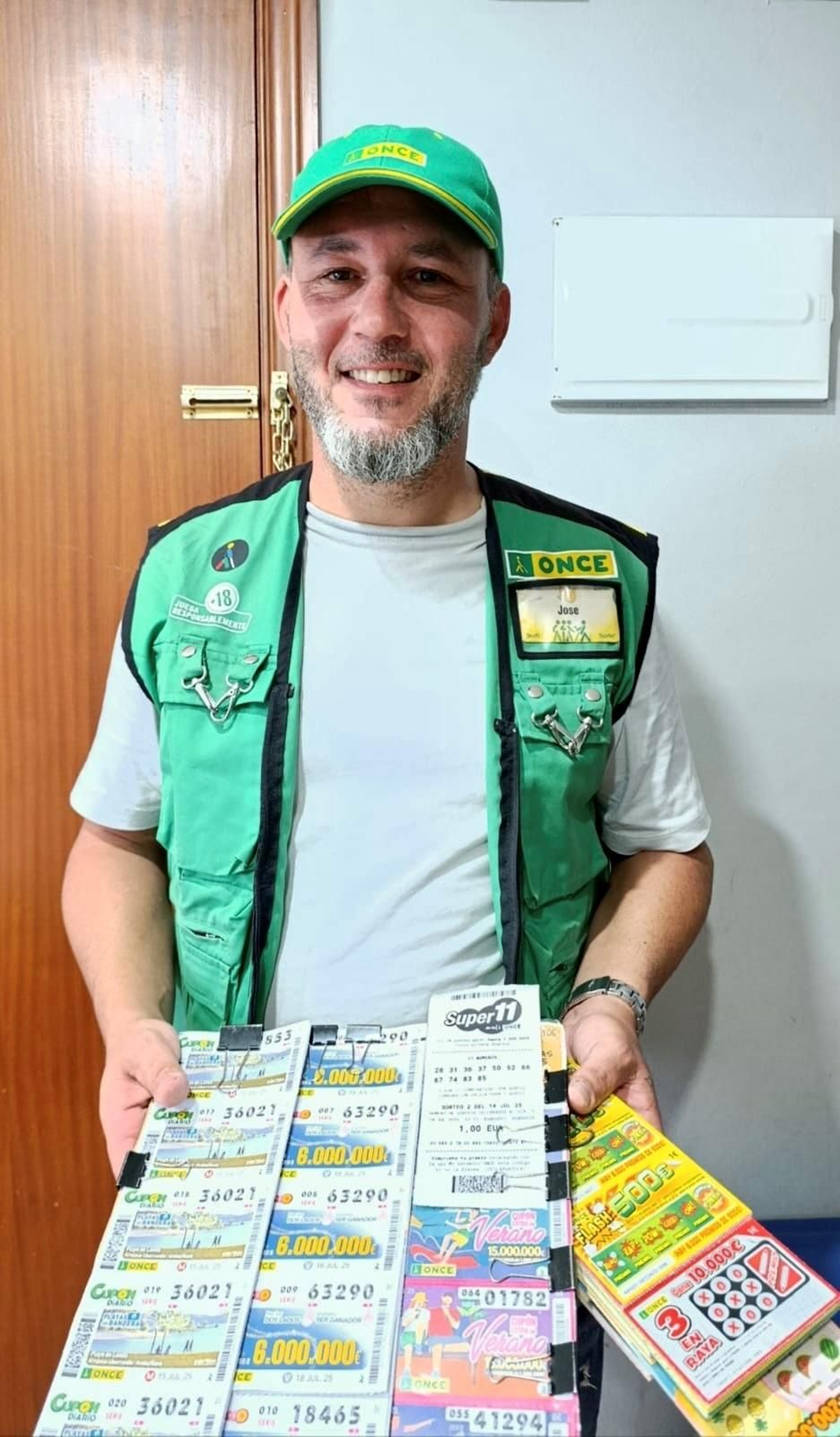 José Romero, el vendedor de la ONCE que ha repartido el premio en Jerez.