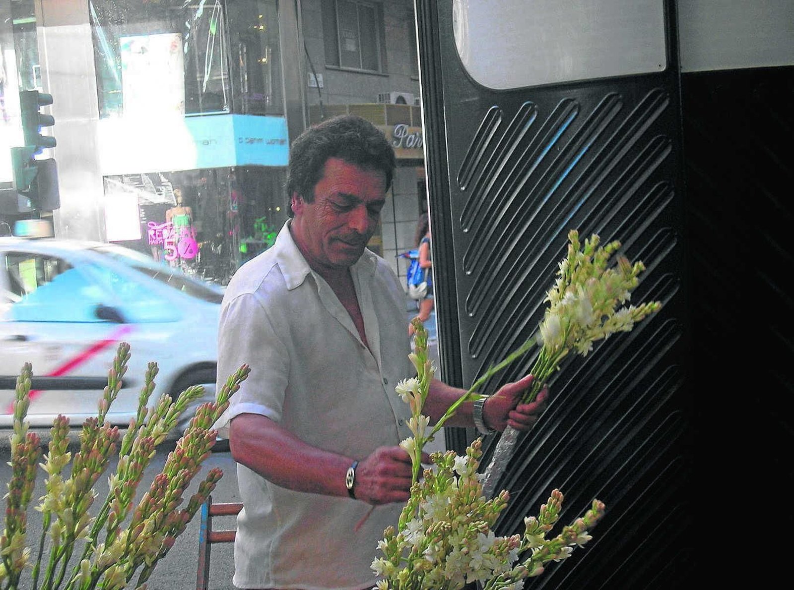 El paseo de Almería alberga la venta de nardos.