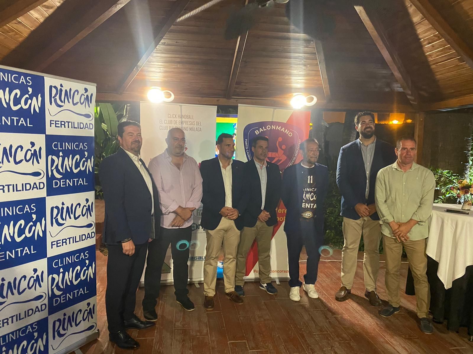 Balonmano Málaga, mirando hacia arriba, pero con los pies en tierra de firme