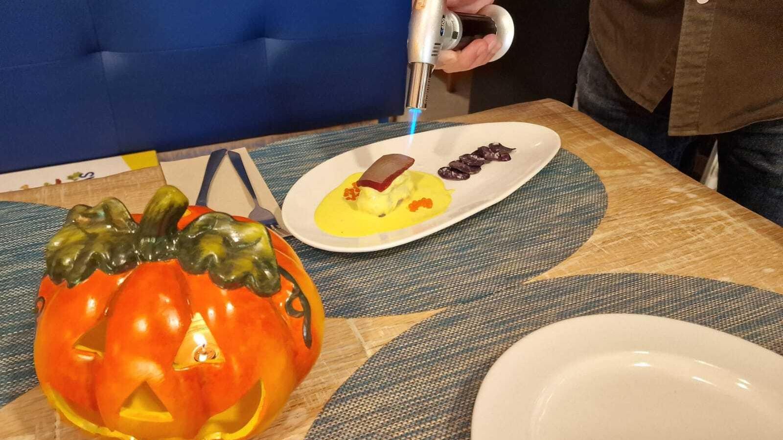 La convocatoria coincidió con Halloween y con la festividad de Todos los Santos.