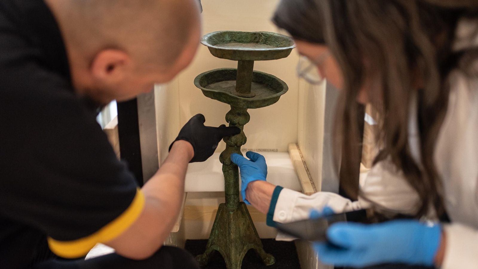 Técnico de TTI coloca una pieza en su molde personalizado