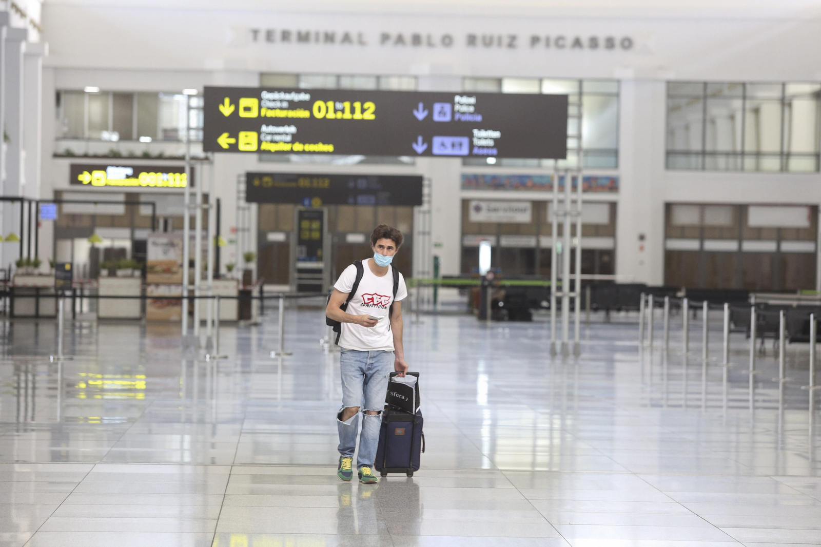 Una imagen histórica: un único pasajero en el aeropuerto de Málaga