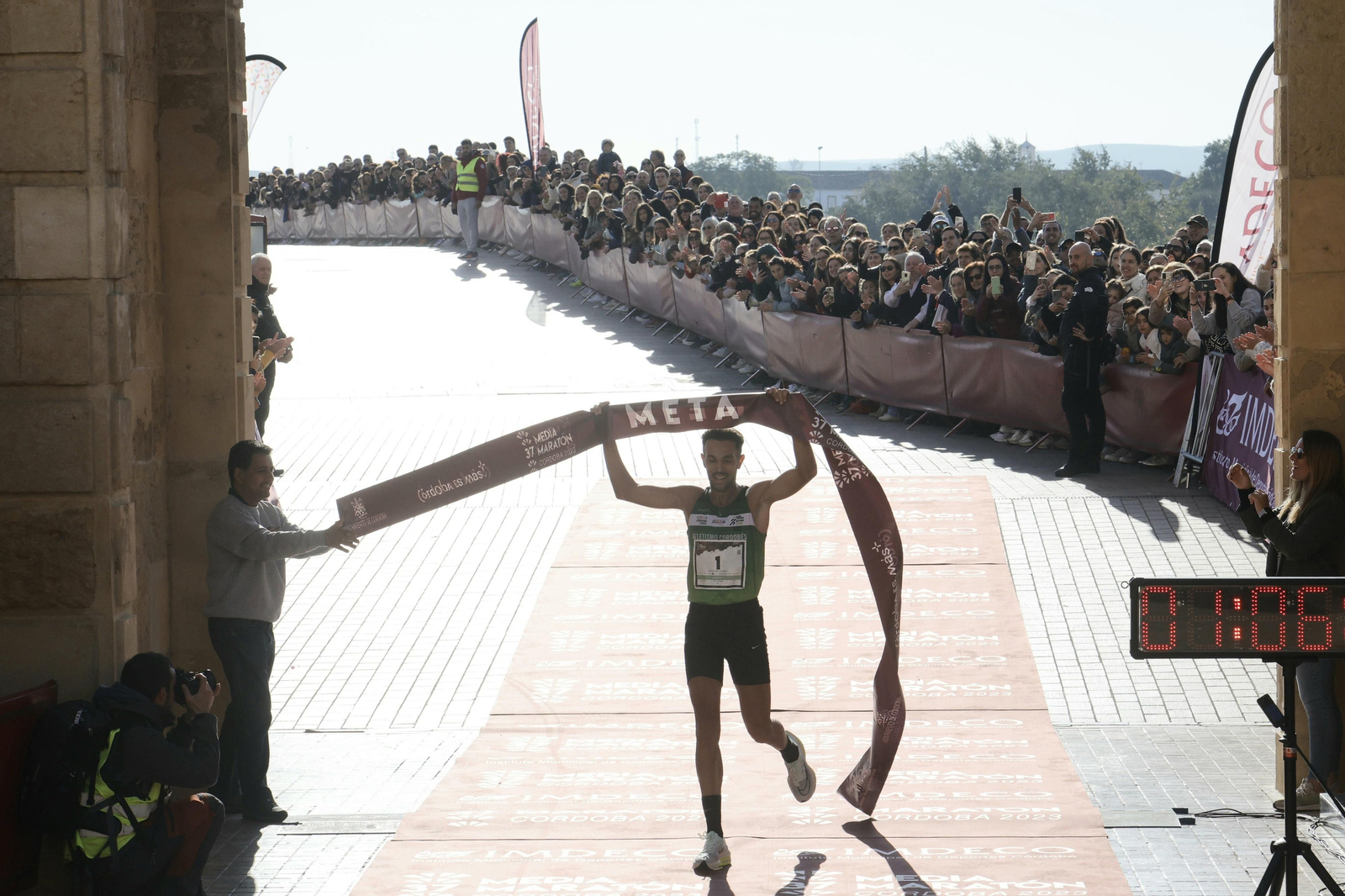 Media Maratón de Córdoba 2023: La gloria de cruzar la Puerta del Puente, en imágenes