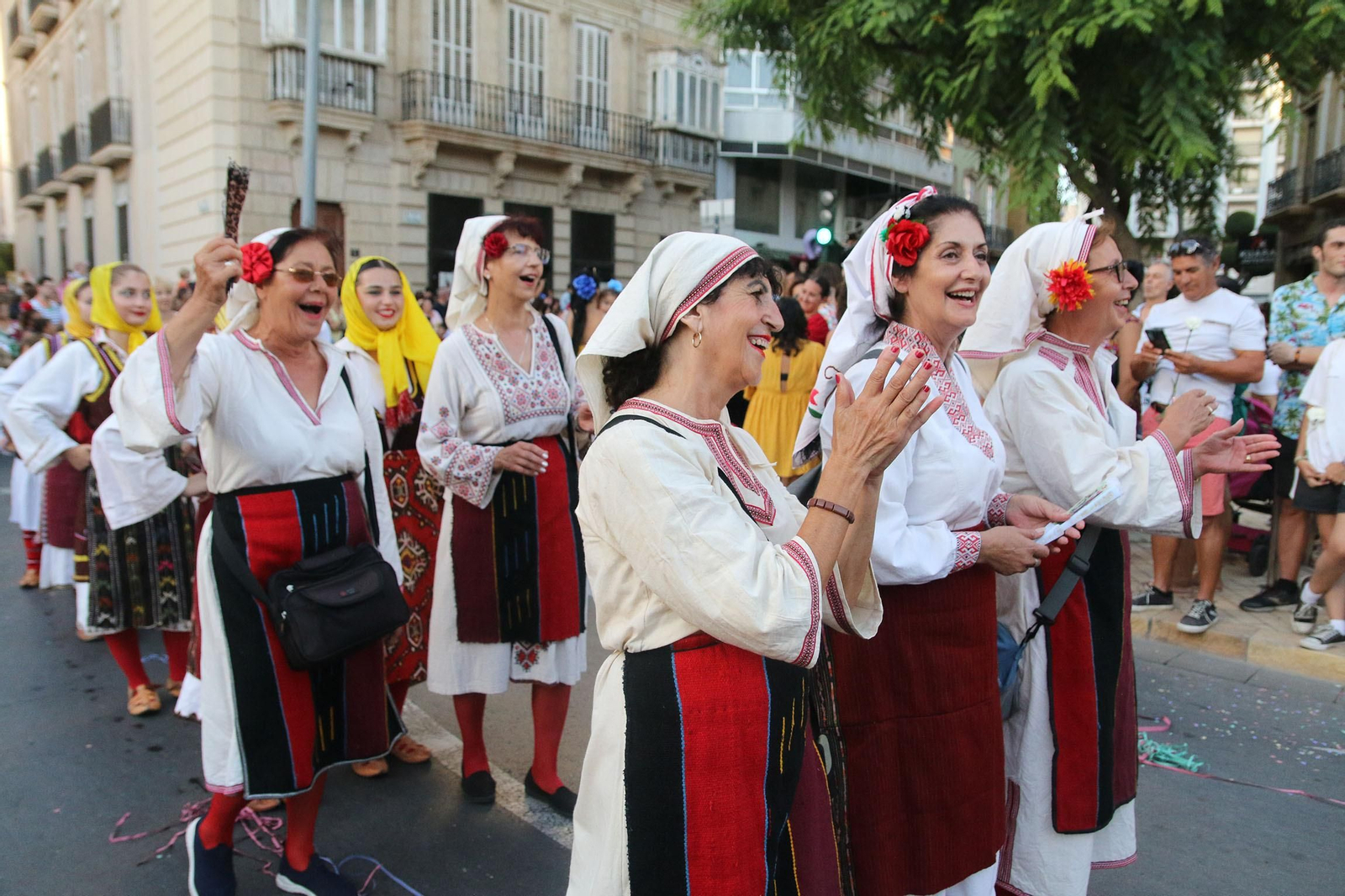 Las imágenes de la batalla de flores en la Feria de Almería 2023