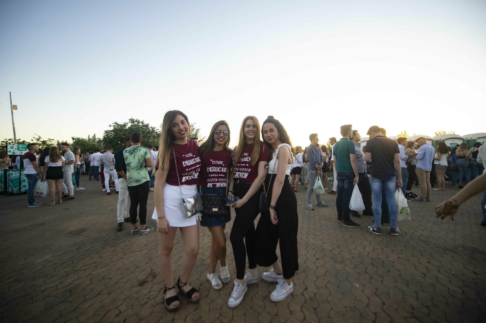 El botellón y la calle del Infierno de la Feria, en imágenes