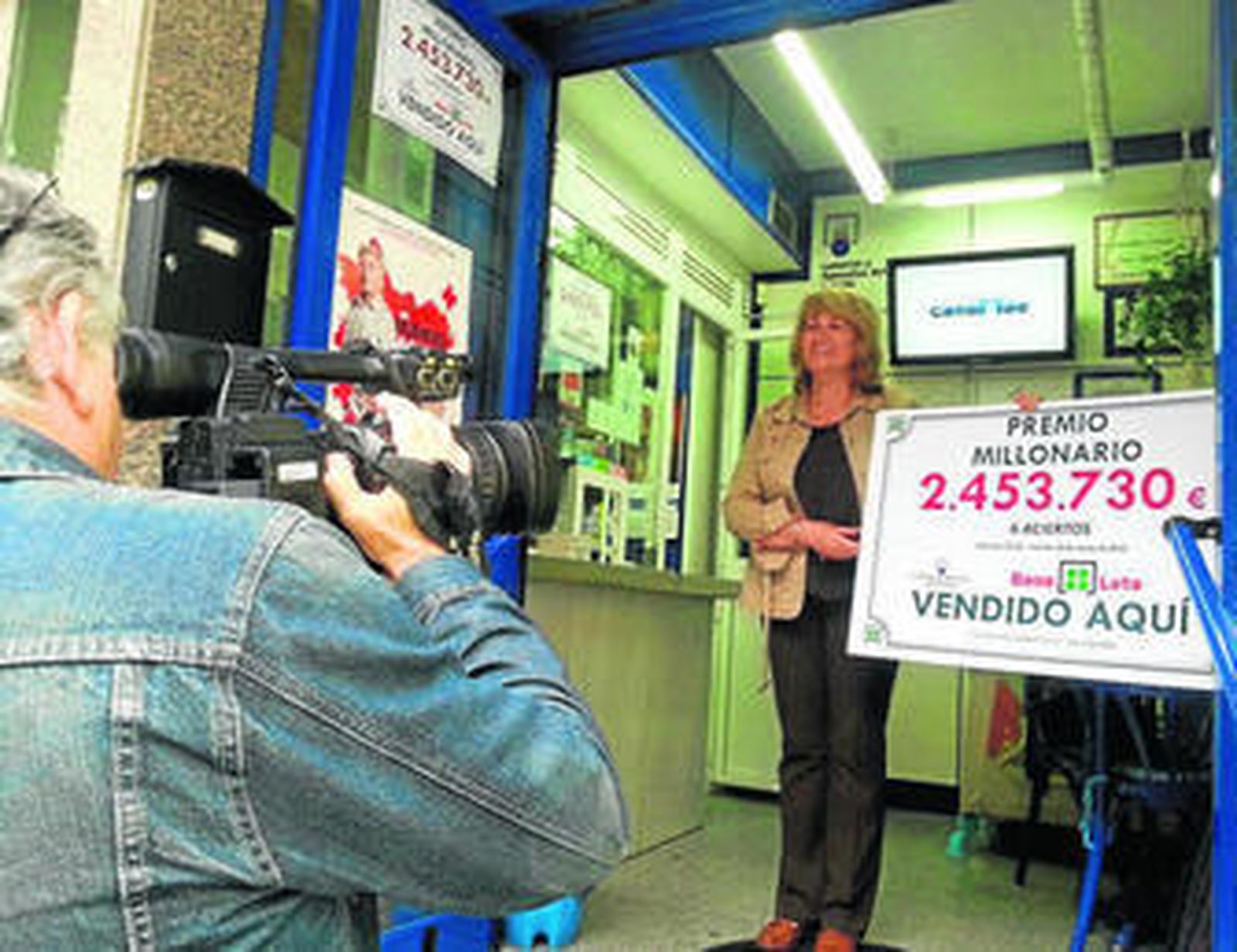 Dolores Atencia, ayer en su administración de Lotería de Torre del Mar.