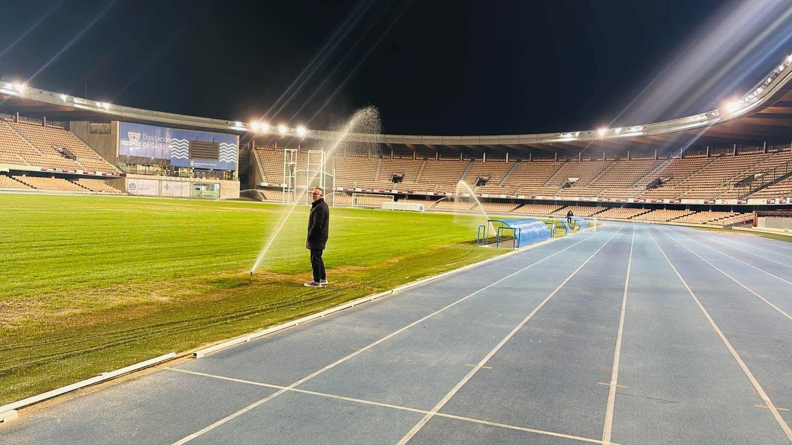 Tomás Sampalo, en Chapín supervisando el estado del césped con la resiembra.