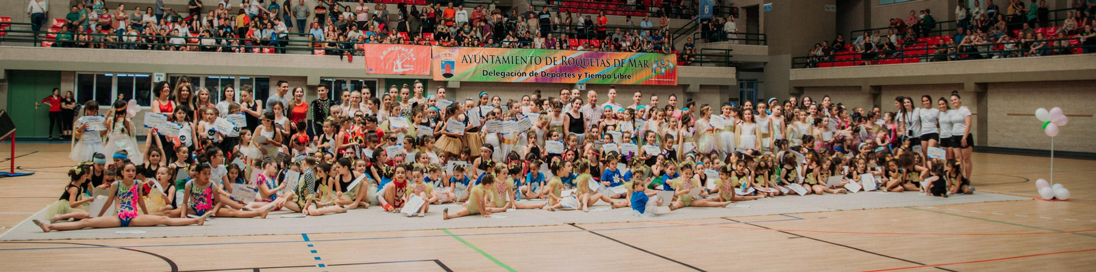 Los participantes en la exhibición junto a las autoridades locales