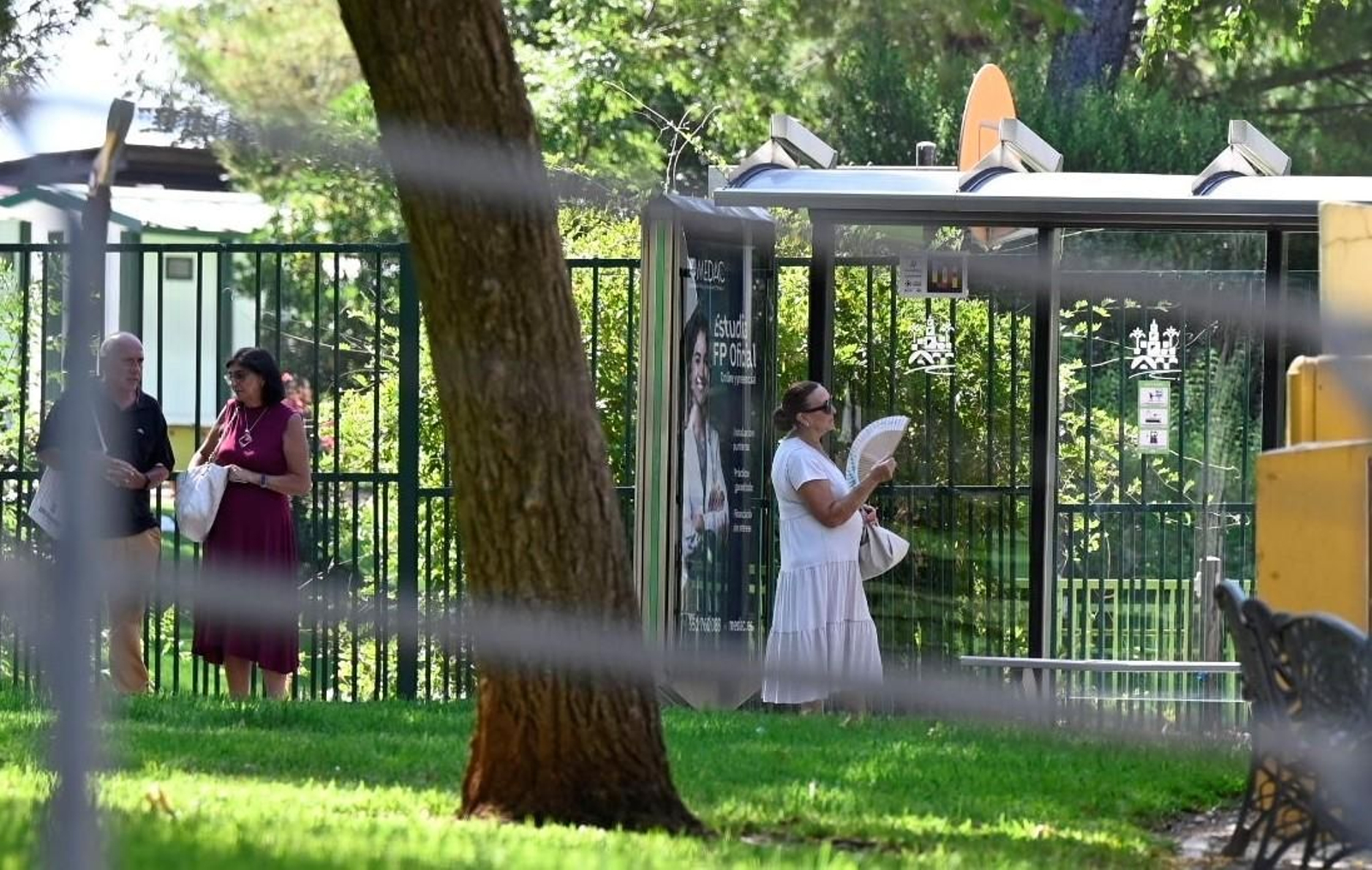 Varias personas en la zona del Parque de los Niños Varias personas en la zona del Parque de los Niños