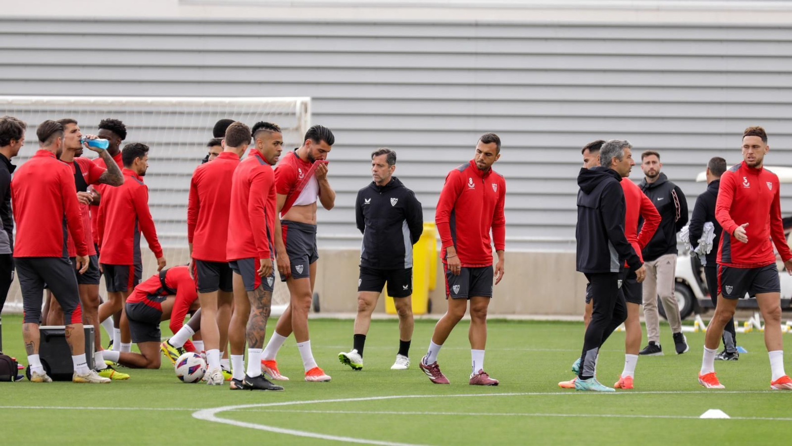 Quique Flores, en el centro de un grupo en el que se ve a Mariano, Rafa Mir o Joan Jordán, entre otros.