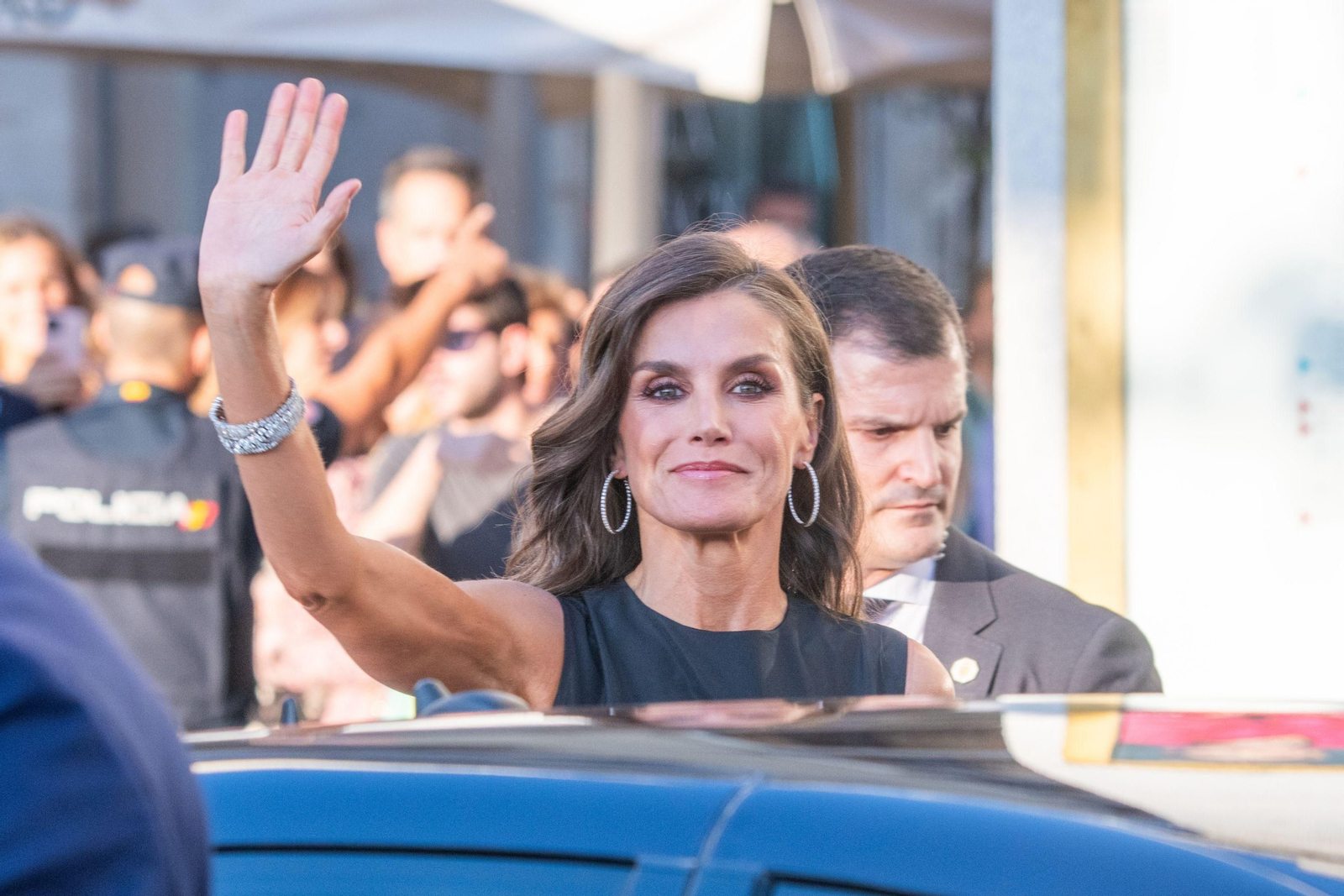 Doña Letizia saluda a su llegada al Teatro Real