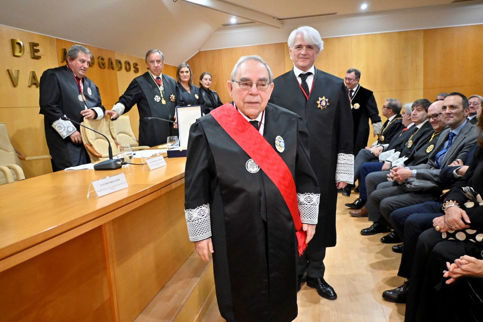 Vergel, tras recibir la Gran Cruz, delante del presidente del CGAE, Salvador González
