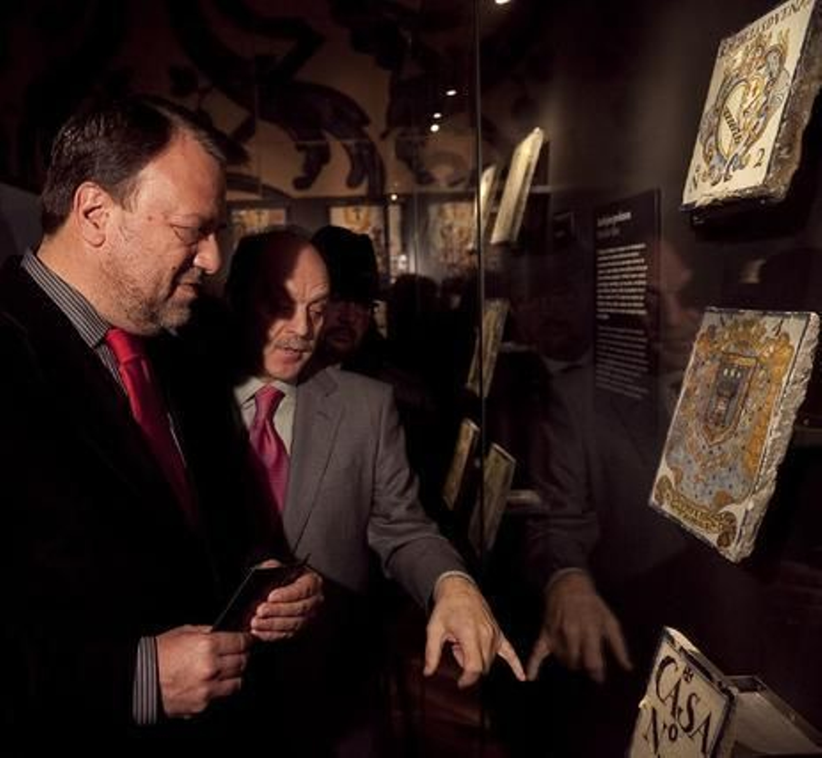 El alcalde, Alfredo Sánchez Monteseirín, admira las piezas de la colección Carranza junto a los responsables de la muestra.

Foto: Jaime Martínez