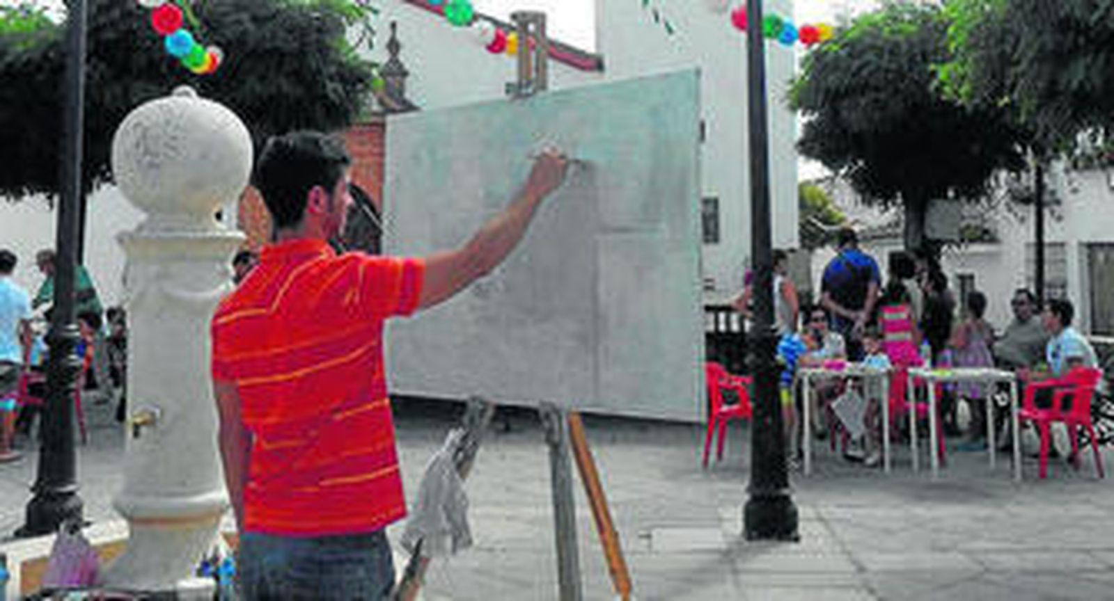 Un joven pintando en un espacio público de la localidad.
