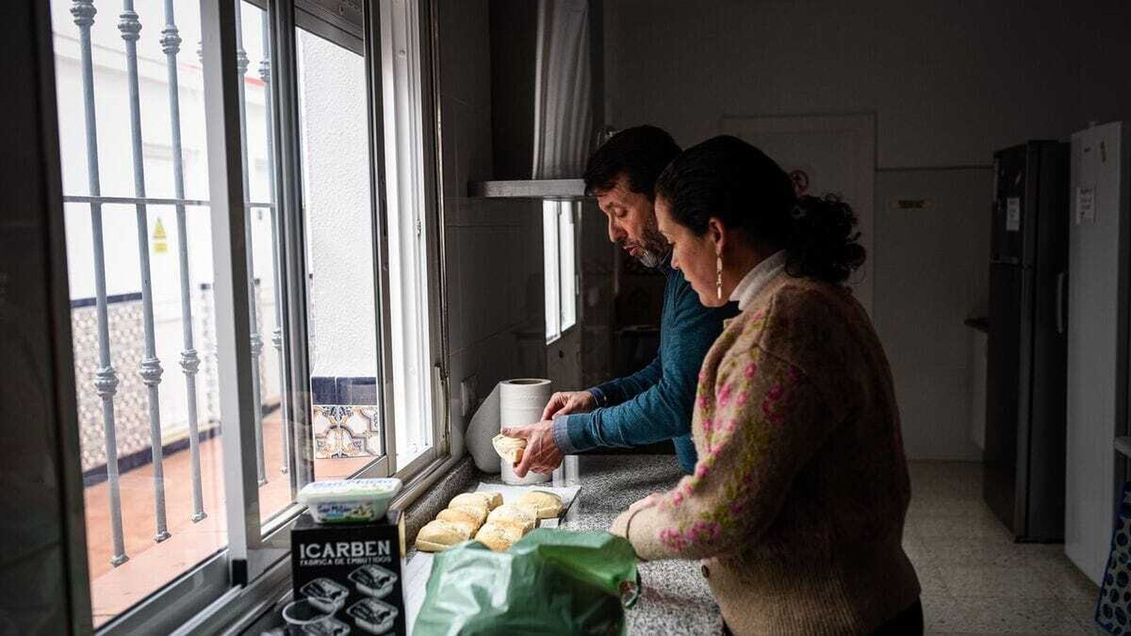 Voluntarios realizan la merienda para los usuarios.