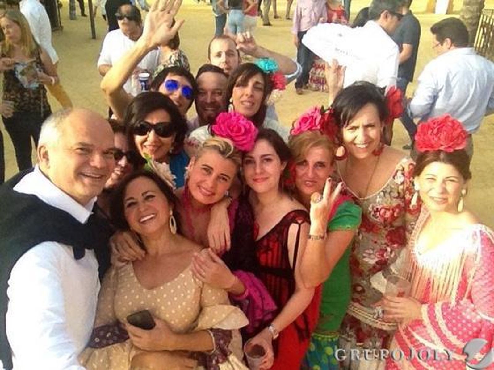 Un grupo de amigos de enfermería del hospital de Jerez disfruta del día de Feria.

Foto: Pascual