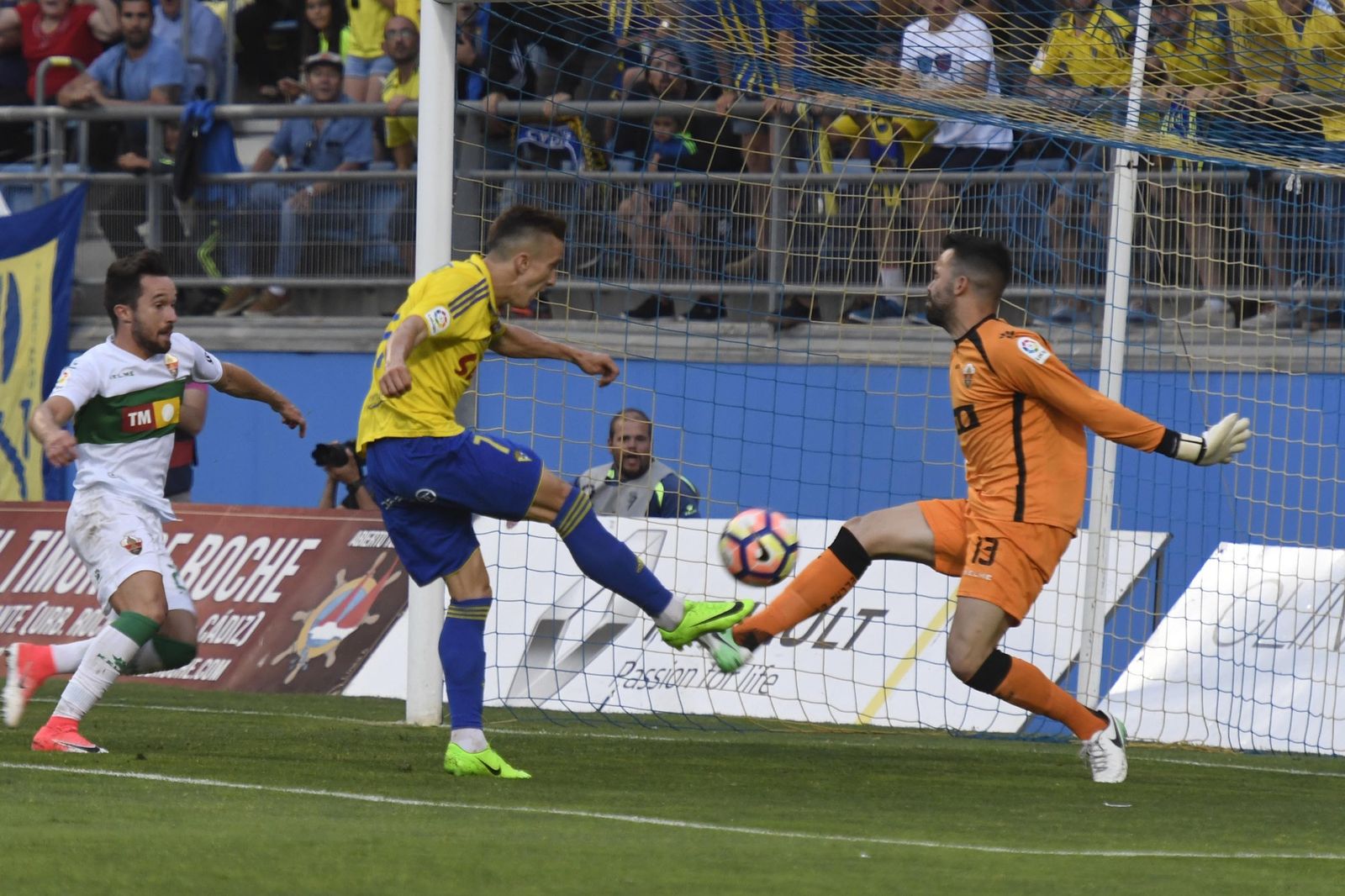 Salvi supera al portero del Elche en la jugada del 2-0.