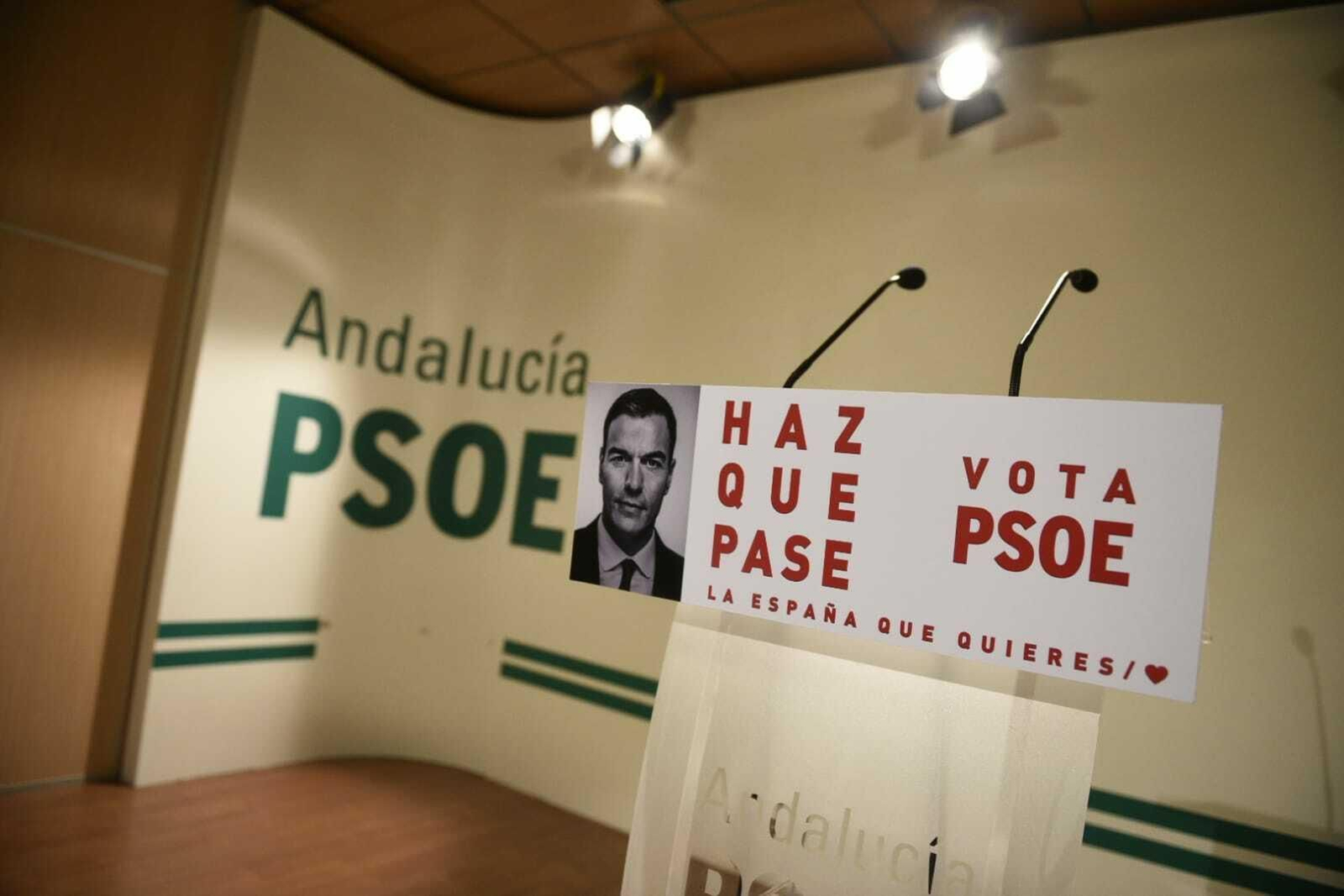 La sede del PSOE granadino a la espera de las primeras valoraciones