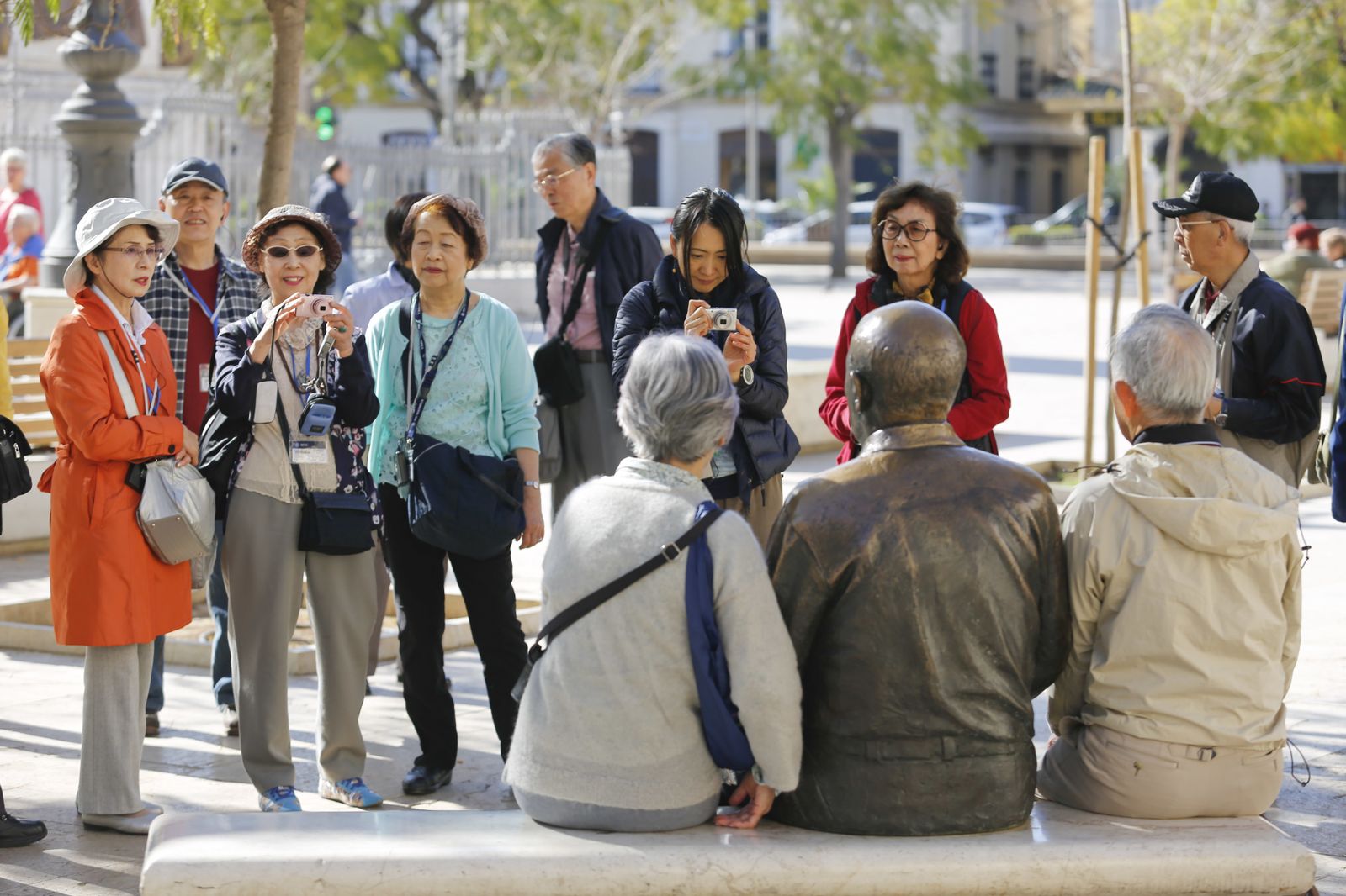 Turistas extranjeros en la plaza de la Merced.