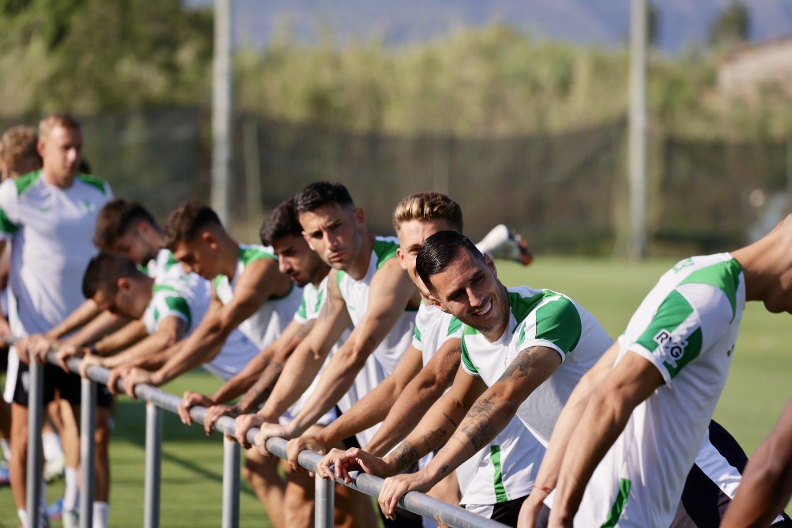 Los jugadores del Córdoba CF realizan estiramientos en Oliva.