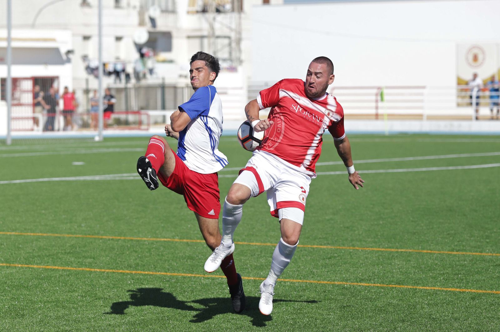 El rojillo Copi pelea un balón en el partido de esta temporada ante el Onubense.
