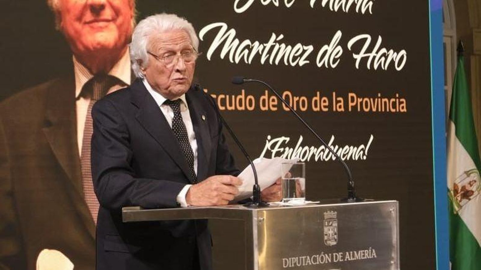 José María Martínez de Haro durante el acto de concesión del Escudo de Oro de Almería.