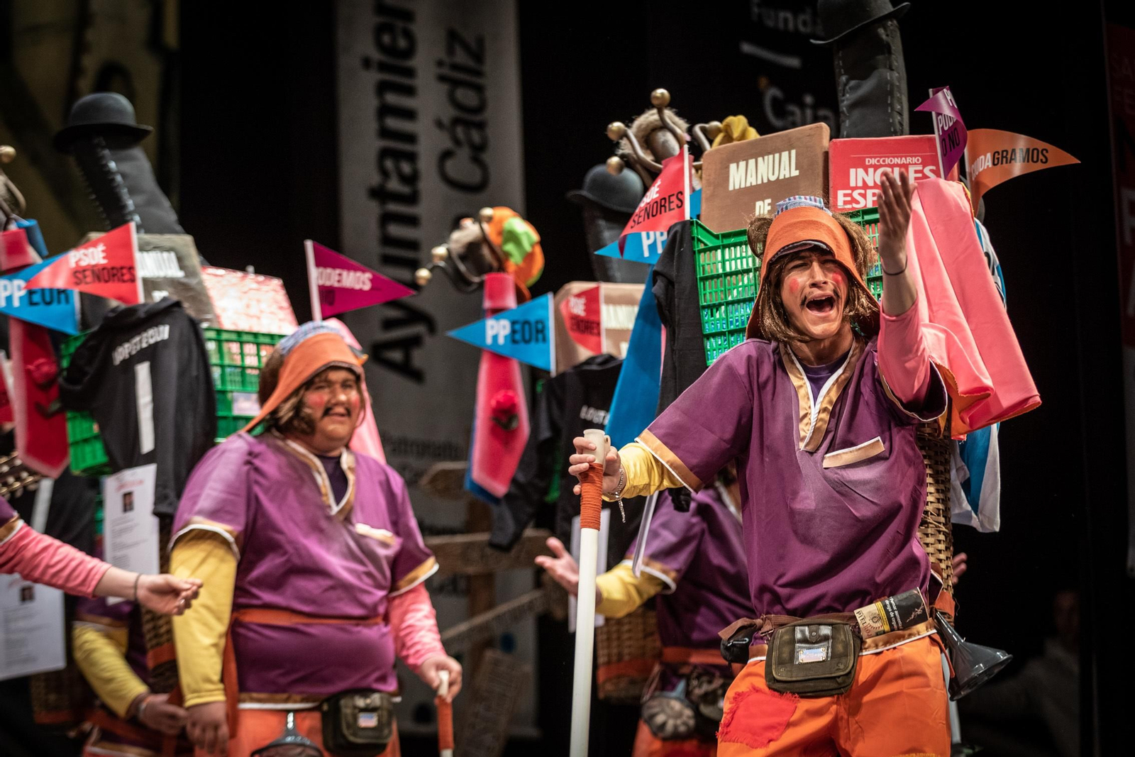 La chirigota 'Qué cruz de guía' sobre el escenario del Falla