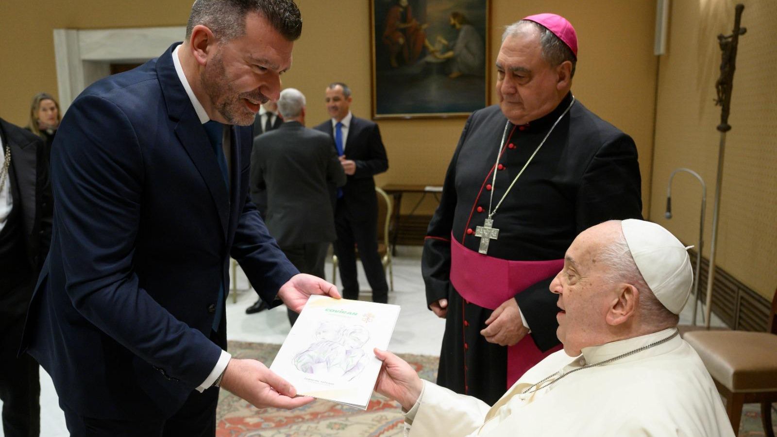 El Papa Francisco recibió un obsequio de la cooperativa.