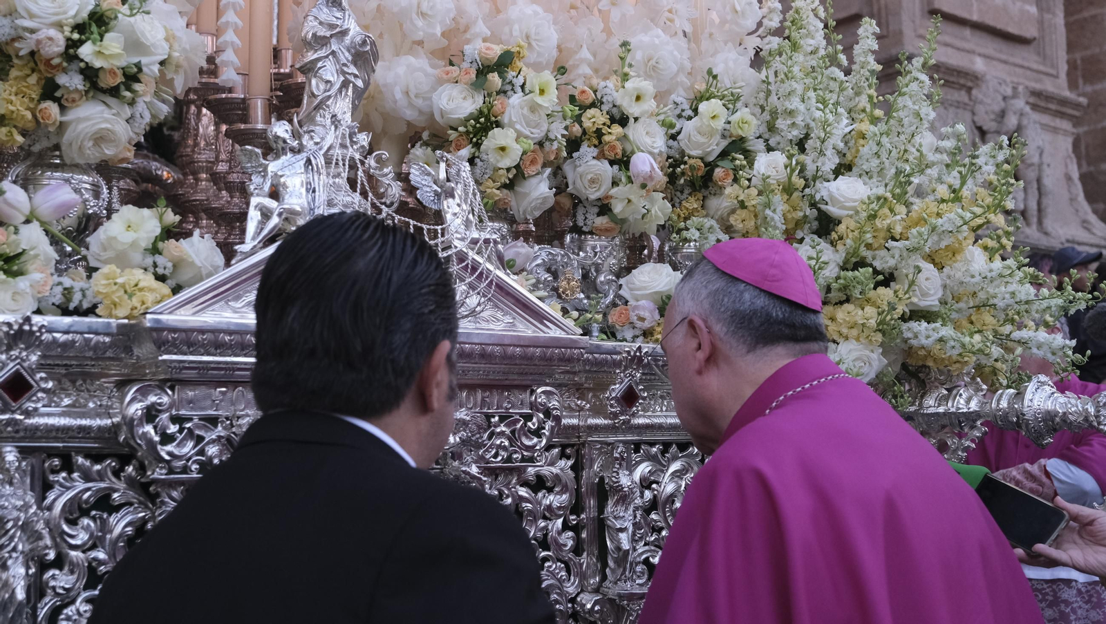 Estudiantes en la Semana Santa de Almería 2025