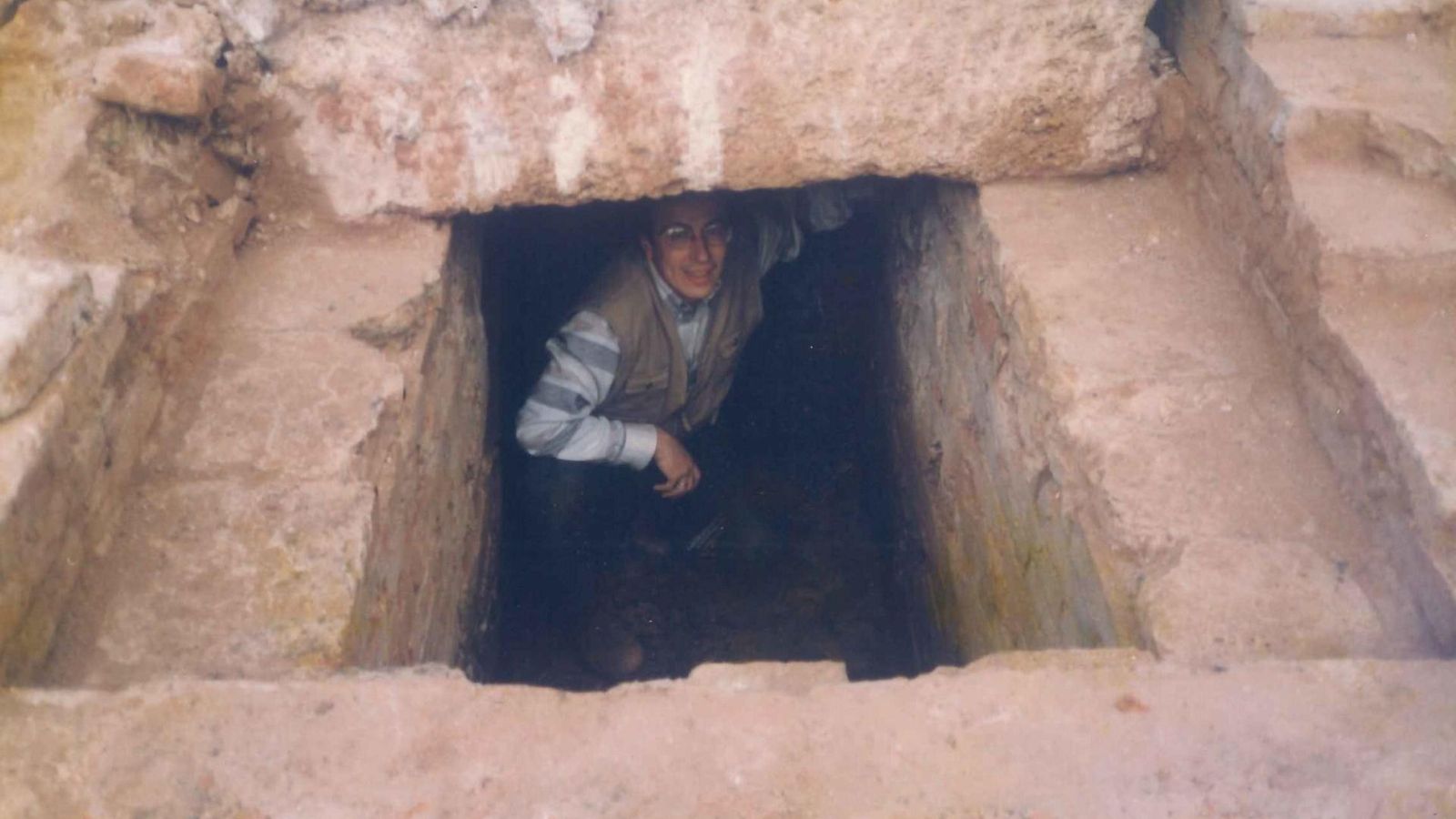 Paco Blanco en la tumba romana del grupo funerario de la calle Escalzo 1998