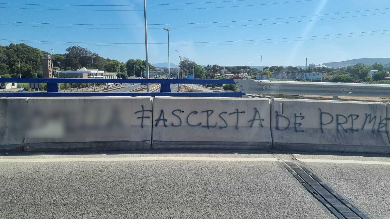 Pintada sobre el puente de Guadacorte donde se lee el nombre del trabajador junto a 'fascista de primera'. Pintada sobre el puente de Guadacorte donde se lee el nombre del trabajador junto a 'fascista de primera'.