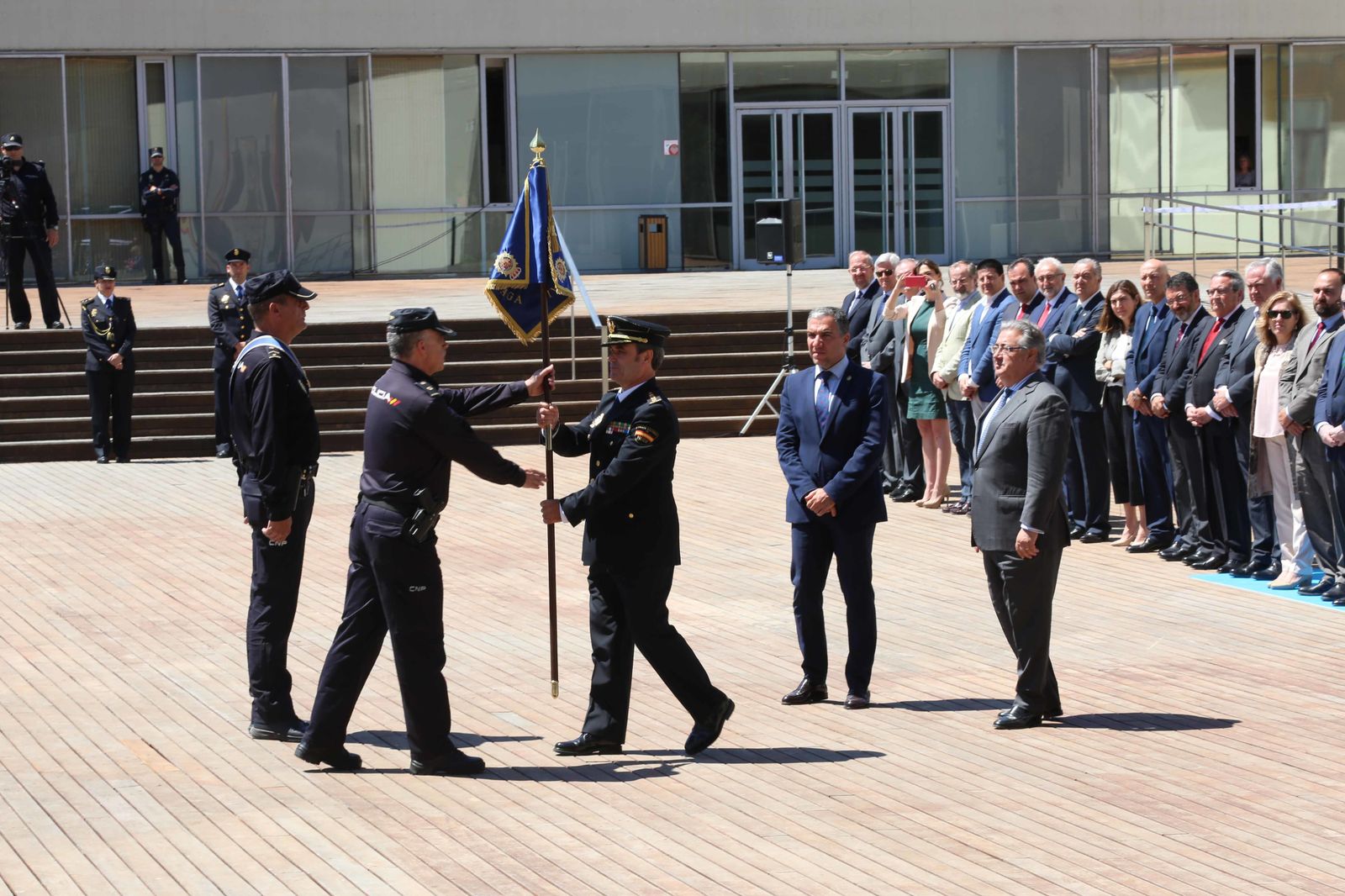 Entrega del guión corporativo provincial a la Comisaría de la Policía Nacional de Málaga.