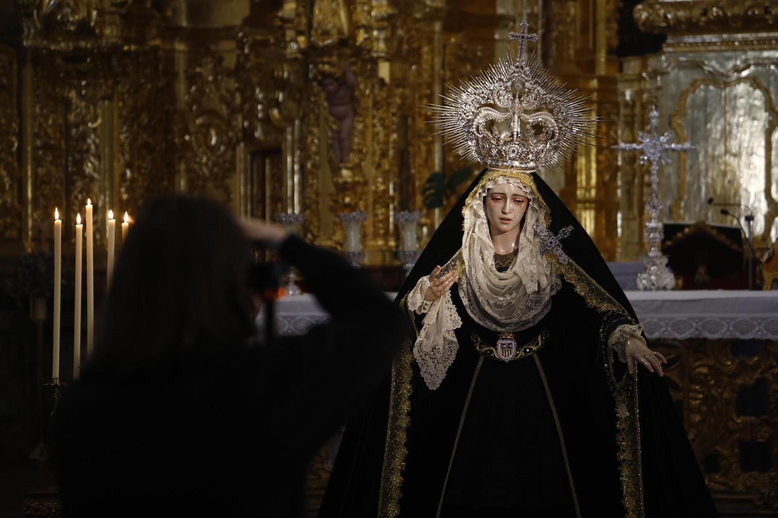 Las mejores fotos del besamanos de la Virgen de la Quinta Angustia de Córdoba