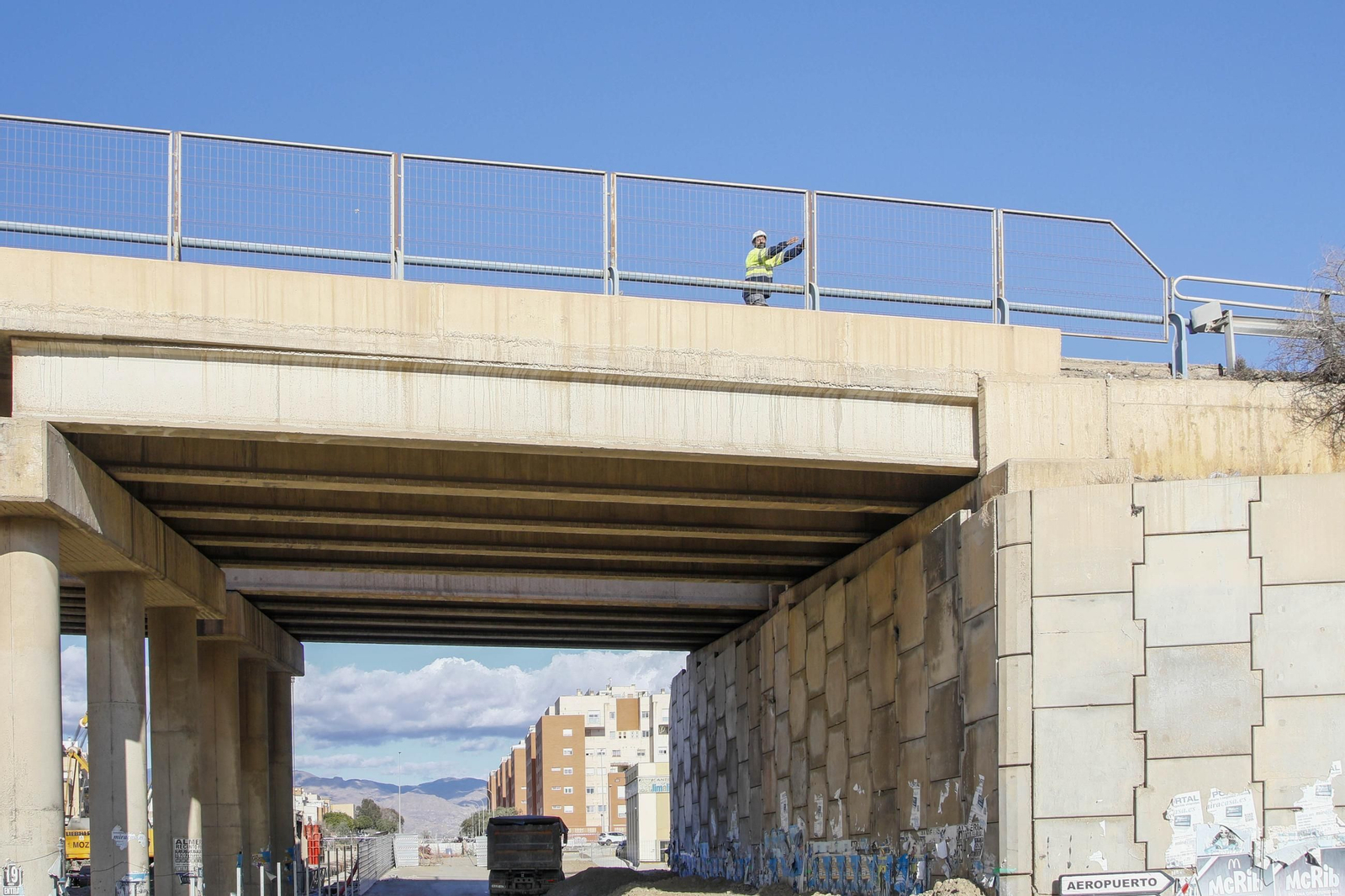Las mejores imágenes del derribo en el puente de la autovía del aeropuerto y el túnel de La Goleta