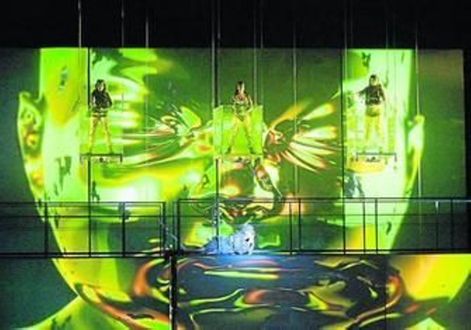 La propuesta escénica de Carlus Padrissa (La Fura) para El ocaso de los dioses arropa los amores aciagos de Brunilda y Sigfrido.