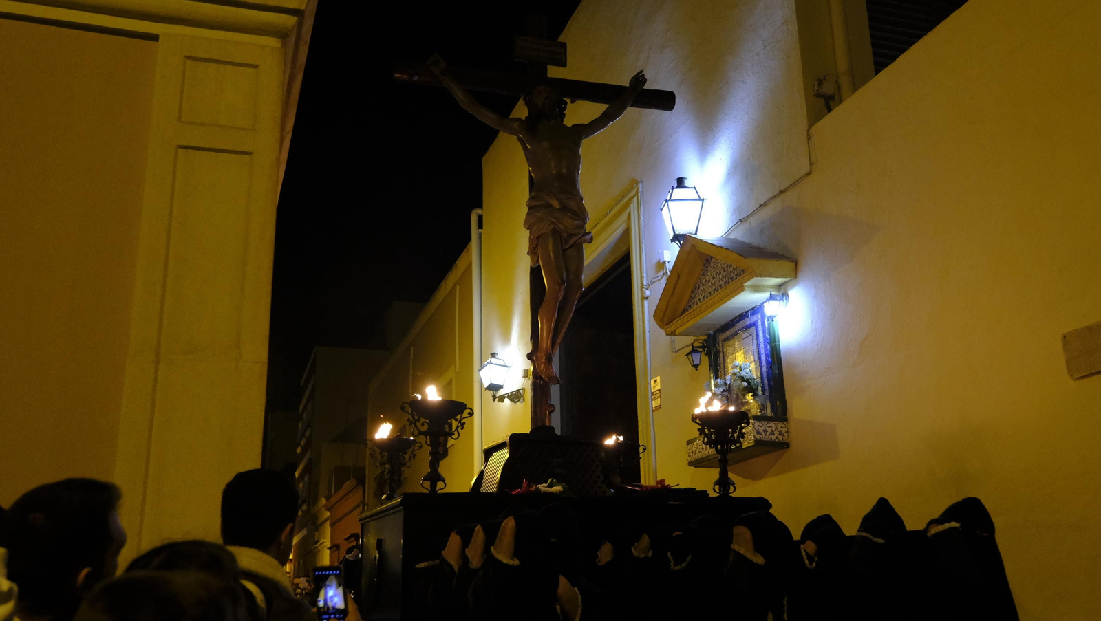 Las mejores imágenes de la Procesión del Perdón, en la noche del Martes Santo en Almería