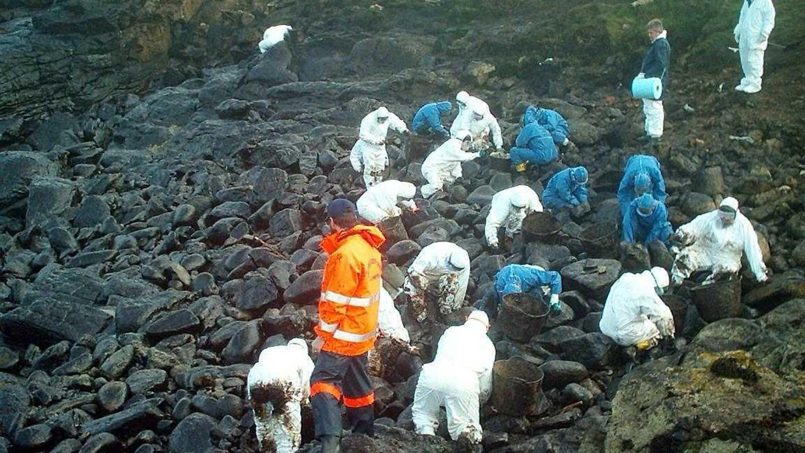 Voluntarios sevillanos retirando chapapote de las costas gallegas.