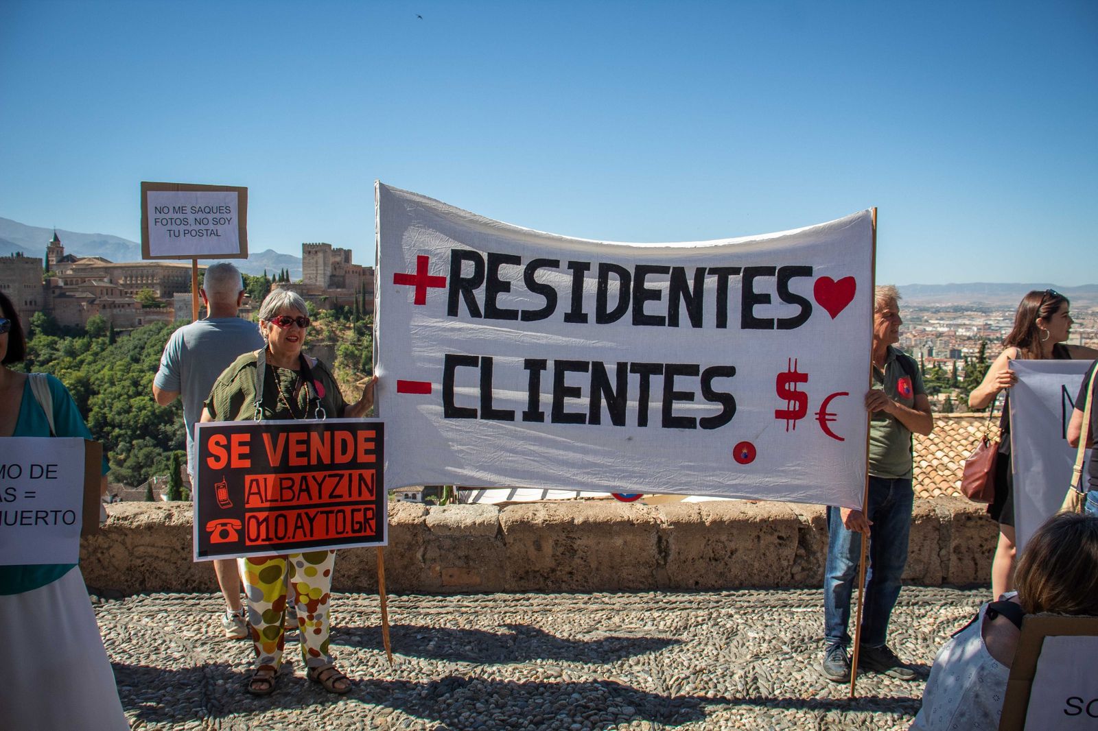 Las mejores imágenes: Vecinos del Albaicín exigen un turismo regulado en Granada